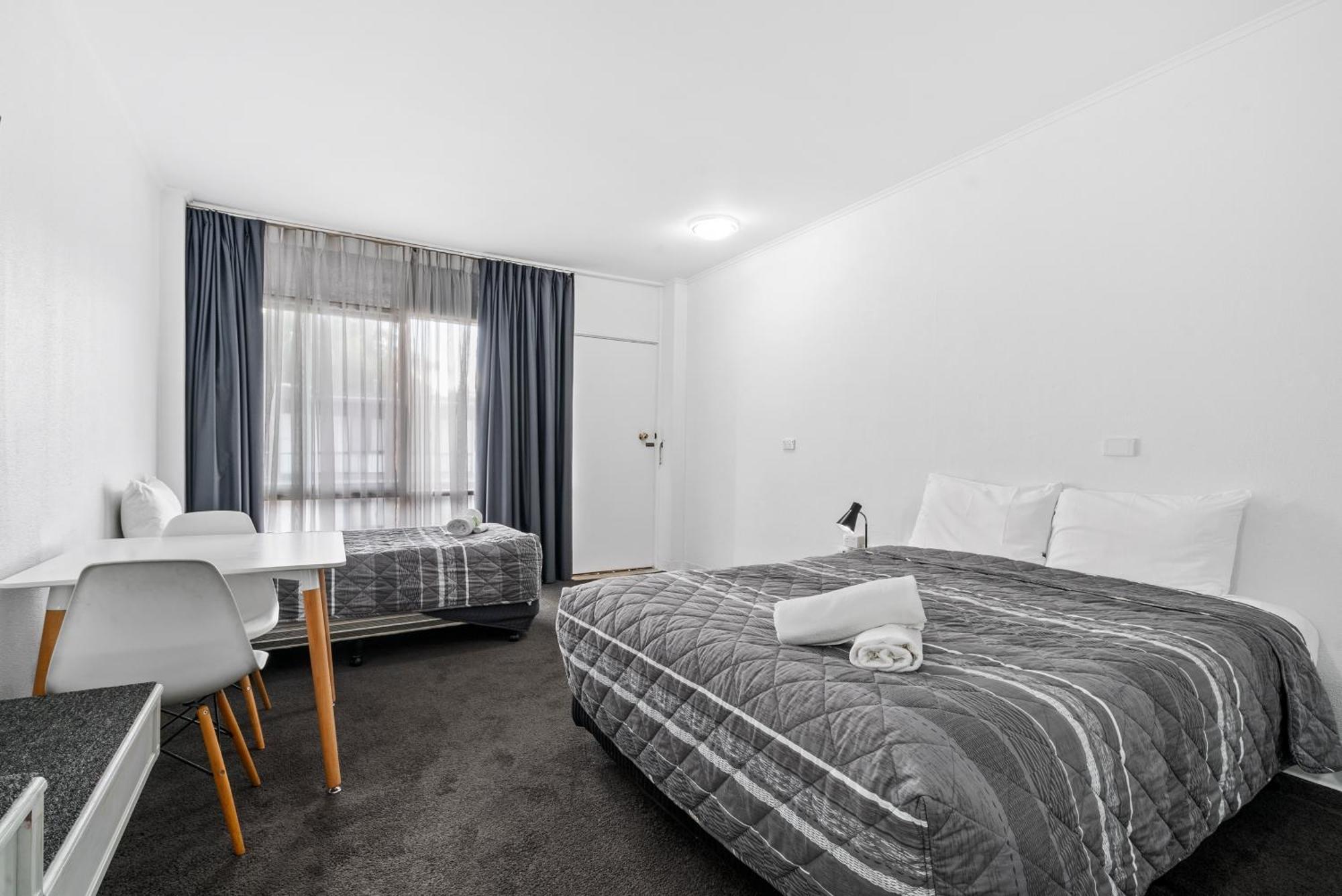 אלבורי Commodore Motor Inn מראה חיצוני תמונה