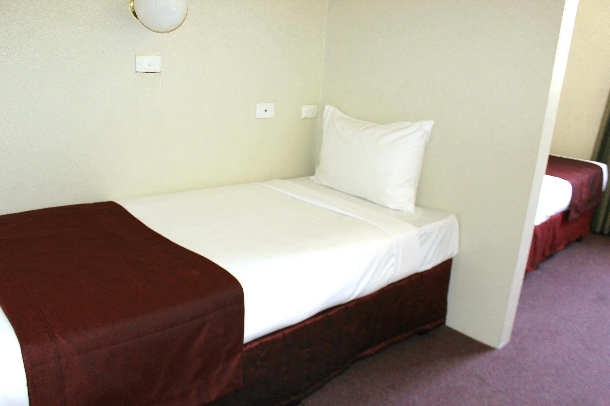 אלבורי Commodore Motor Inn מראה חיצוני תמונה